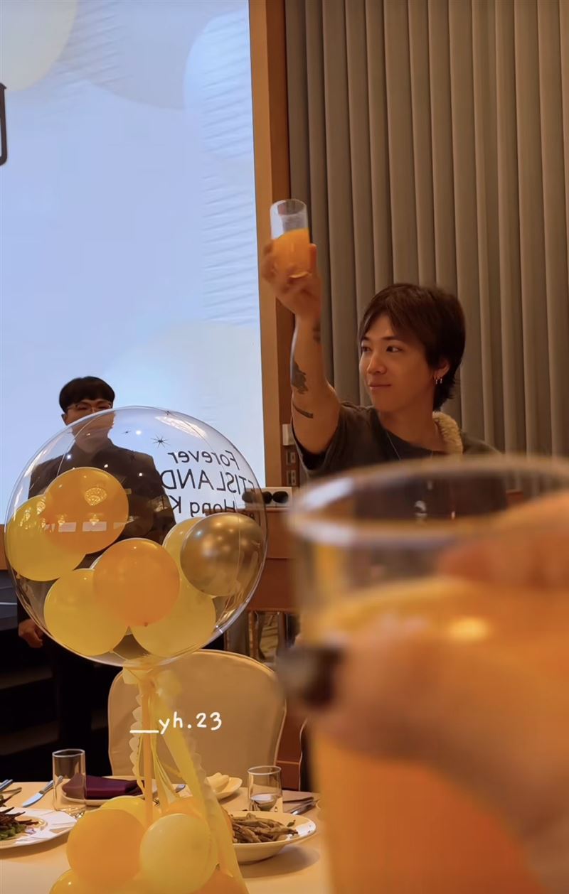 超過200名粉絲自發舉辦一場名為「李洪基的女主角們花好月圓春酒宴」的聚會,李洪基竟然驚喜現身。(圖/網友___yh.23授權提供,未經同意請勿轉載)