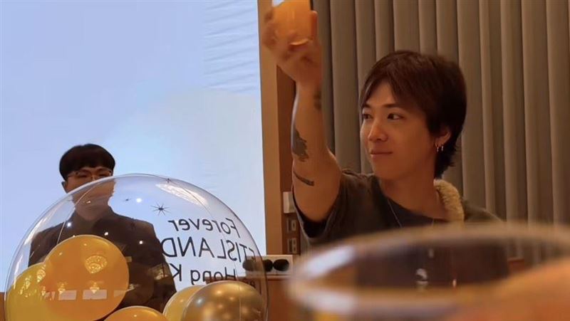 大咖韓星突現身春酒 和粉吃飯、逐一敬酒