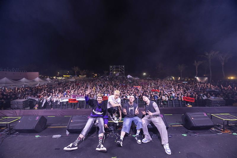 周湯豪（左2）演出讓不少觀眾改觀，甚至做出「周湯豪道歉表」。（圖／環球音樂提供）