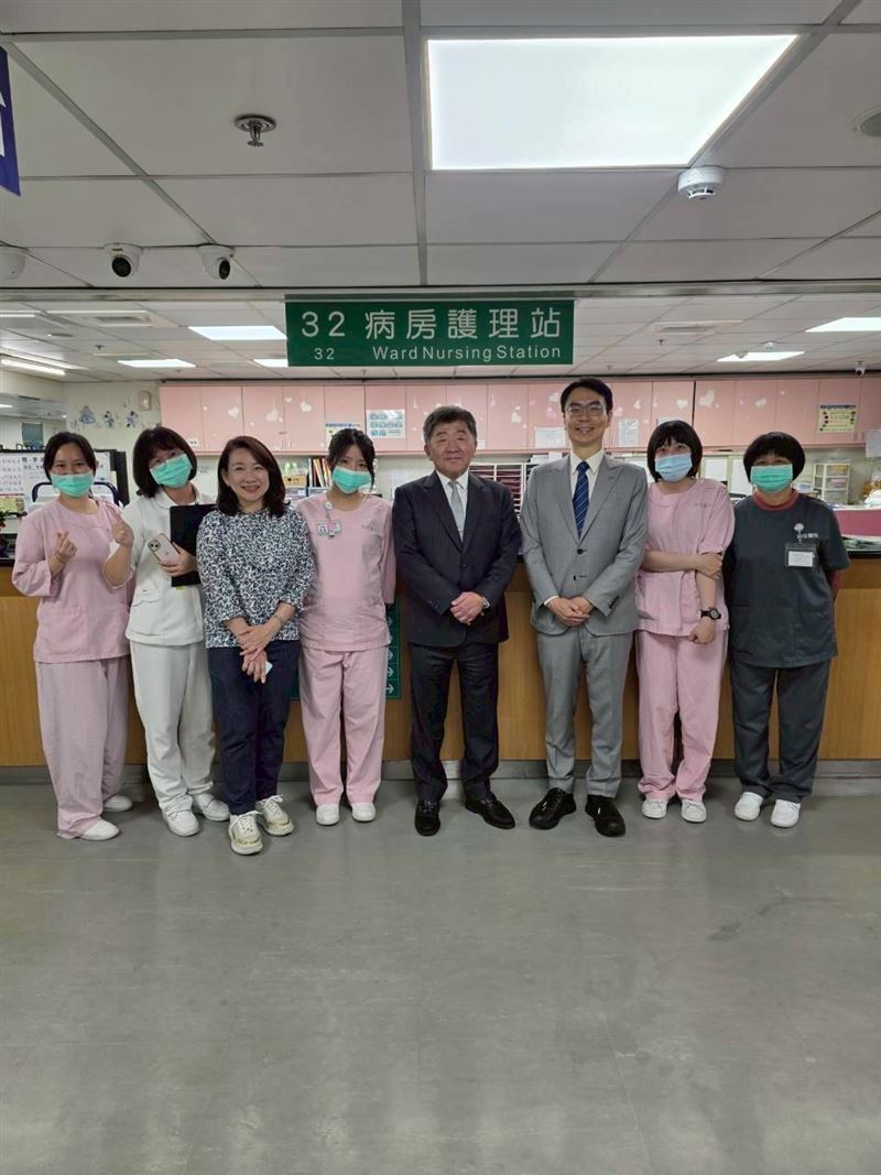 温世政在連假期間特地前往衛生福利部南投醫院慰勞醫護。（圖／翻攝畫面）