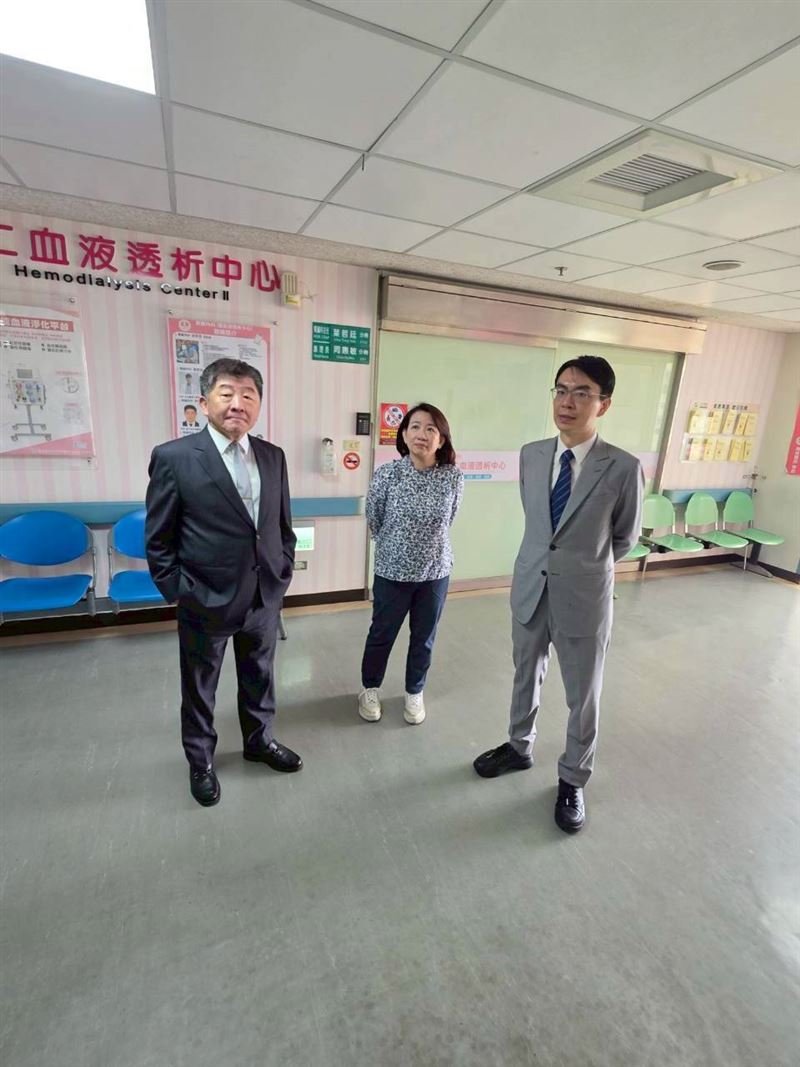 温世政在陳時中與羅美玲陪同下，關心仍堅守崗位的醫護人員與行政同仁。（圖／翻攝畫面）