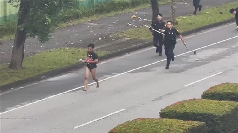 泰籍男移工搶完超商後持刀逃逸，警方在路上進行圍捕。（圖／翻攝畫面）