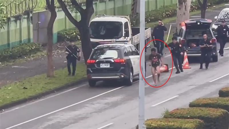 男闖超商搶「2根熱狗」　揮刀拒捕害7人傷