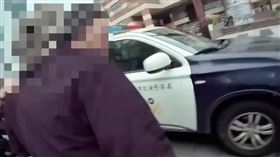 男子情緒激動嚇壞路人，警方獲報到場安撫，在其包包內發現一把水果刀，訊後依法送辦。（圖／翻攝畫面）