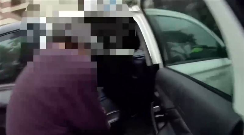 男子情緒激動嚇壞路人，警方獲報到場安撫，在其包包內發現一把水果刀，訊後依法送辦。（圖／翻攝畫面）