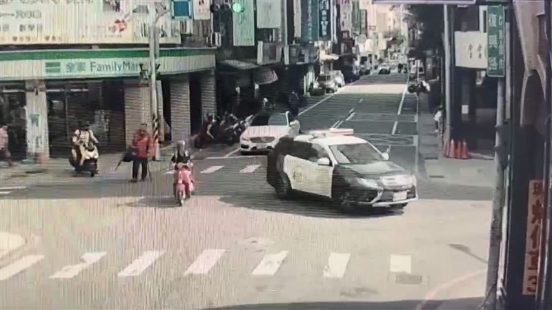 警方獲報準備前往運彩投注站。(圖/翻攝畫面)