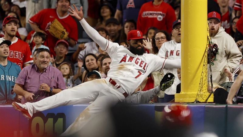 天使外野手阿戴爾(Jo Adell)單場3度在全壘打牆邊「沒收」對手的全壘打,第9局更是在接殺飛球後直接摔進觀眾席第一排。(圖/翻攝自X平台 @SleeperAngels)
