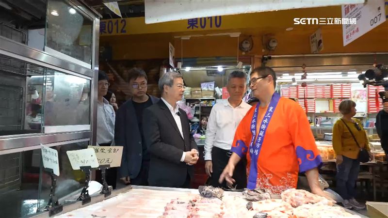 經濟部長龔明鑫到市面視察，確保塑膠袋供應無虞