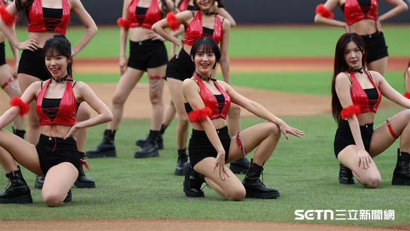 小龍女成員口水跳開場舞。（圖／記者劉彥池攝影）