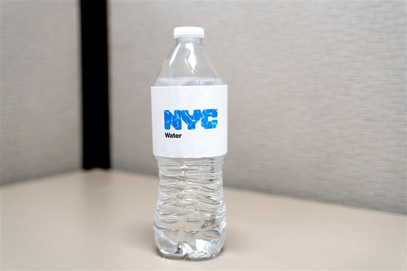 美伊戰爭的石油危機,造成印度寶特瓶瓶蓋因短缺而價格飆升,連帶推高瓶裝水價格。(圖/翻攝自X平台 @NYCWater)
