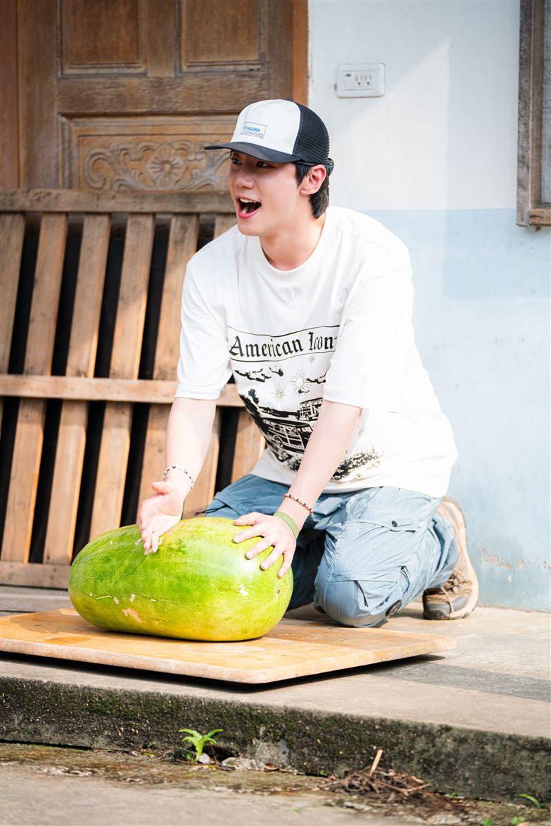 李濬榮徒手劈西瓜，男友力大爆發。（圖／客家電視台提供）