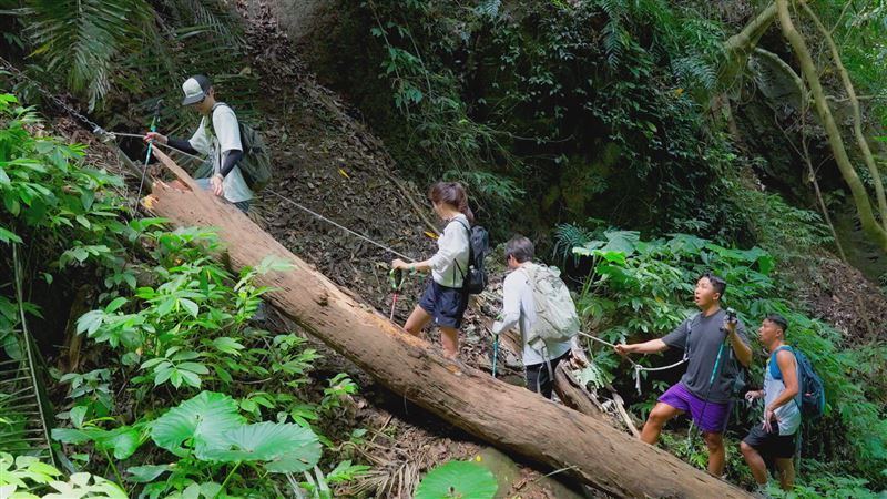 楔隘古道路途艱困，需靠繩索支撐。（圖／客家電視台提供）