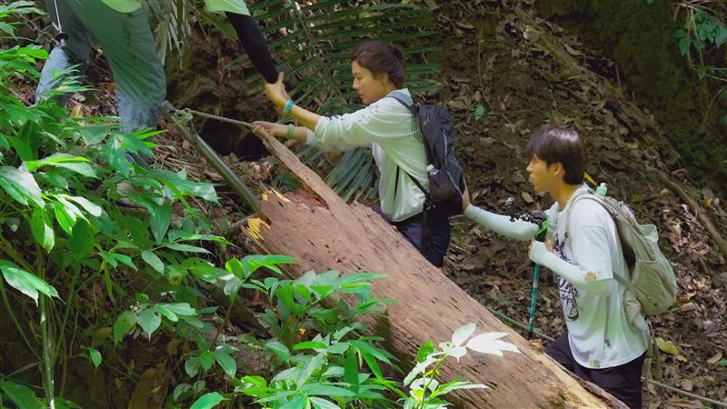 挑戰楔隘古道過程中，南優賢（右）扶著金荷娜（左）行進。（圖／客家電視台提供）