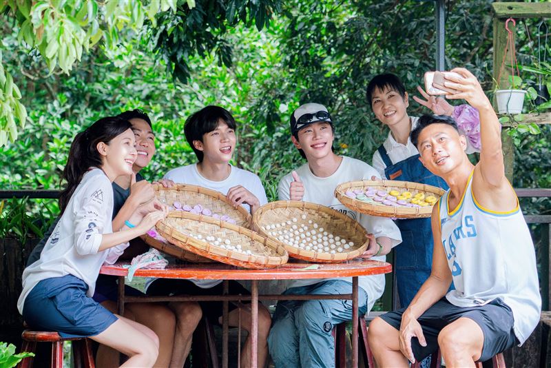 跨國實境綜藝《細細山路私密達》中，金荷娜（左起）、肌肉山山、南優賢、李濬榮與小刀（右1）體驗手做客家牛汶水。（圖／客家電視台提供）