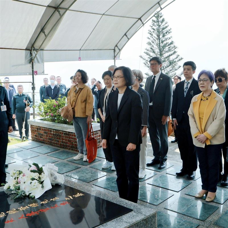 前總統蔡英文今（5）日指出，前幾天到五指山向前總統李登輝致意，也到八里去看看歐吉桑史明。(圖／翻攝蔡英文臉書）