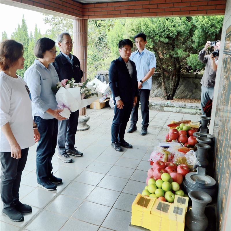 前總統蔡英文今（5）日指出，前幾天到五指山向前總統李登輝致意，也到八里去看看歐吉桑史明。(圖／翻攝蔡英文臉書）