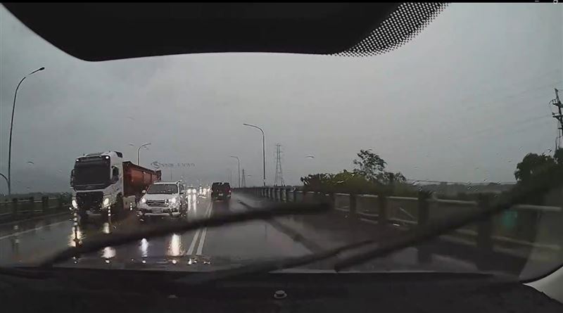 宜蘭三星鄉往員山鄉的葫蘆堵大橋，發生汽車逆向事件。（圖／翻攝Threads＠hsby718148）