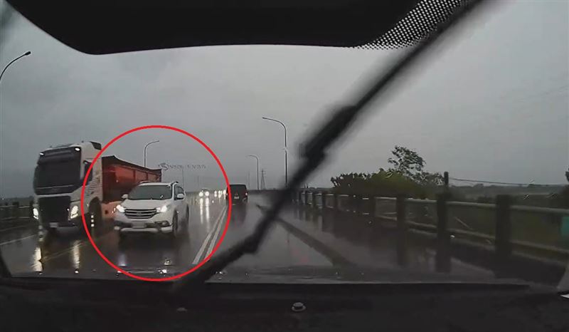 宜蘭葫蘆堵橋汽車逆向！畫面曝光網友炸鍋