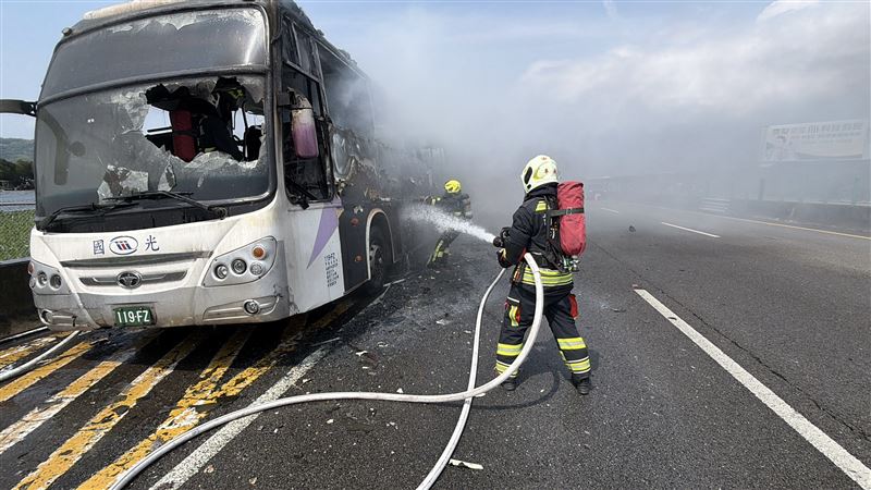 警消人員到場撲滅火勢。(圖/翻攝畫面)