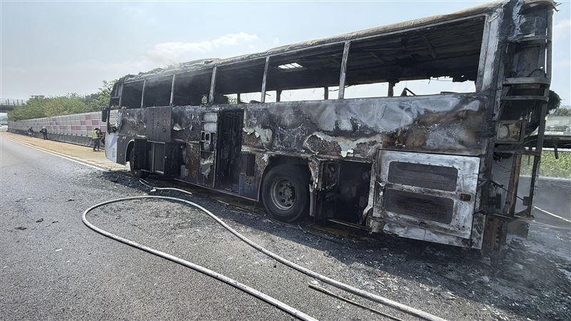 起火客運幾乎全毀剩骨架。(圖/翻攝畫面)