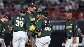 中職37年例行賽，台鋼雄鷹先發投手王維中被連續擊出安打，投手教練喊暫停。（圖／記者劉彥池攝影）