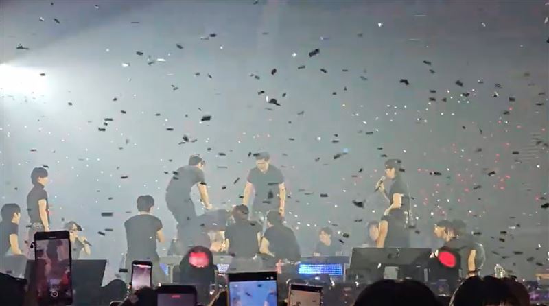 Super Junior東海在舞台上發生摔倒意外，其它成員馬上上前關心。（圖／翻攝自微博）