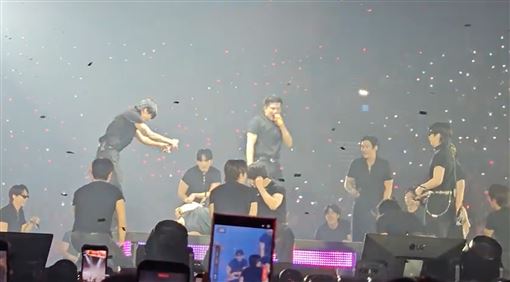 SJ演出爆意外　東海重摔倒地驚悚畫面曝光