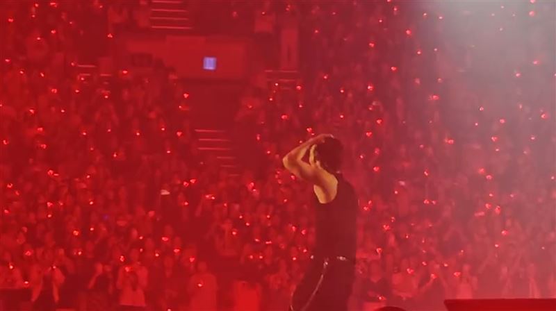 東海疑似因高低差沒抓準，不慎被升降舞台絆倒，整個人重重摔在地上。（圖／翻攝自微博）