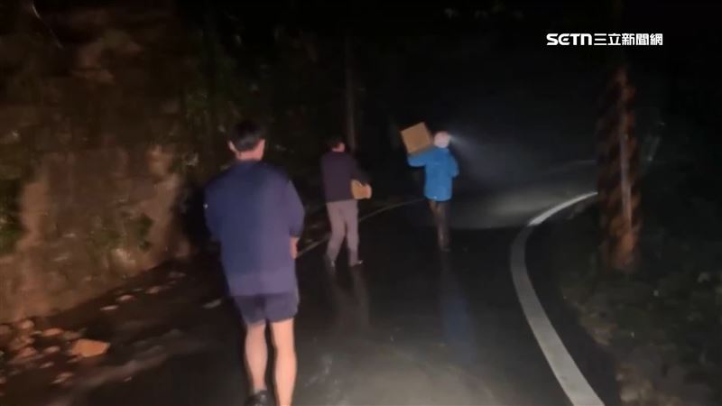 苗栗南庄通聯道路遭掏空，露營民眾受困在營區，消防冒雨挺進送奶粉