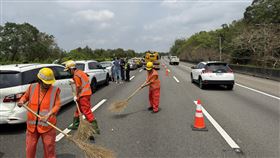 國道1號北向128.7公里處、苗栗縣頭屋路段，發生2起車禍事故，現場共釀11台車連環追撞。（圖／翻攝畫面）