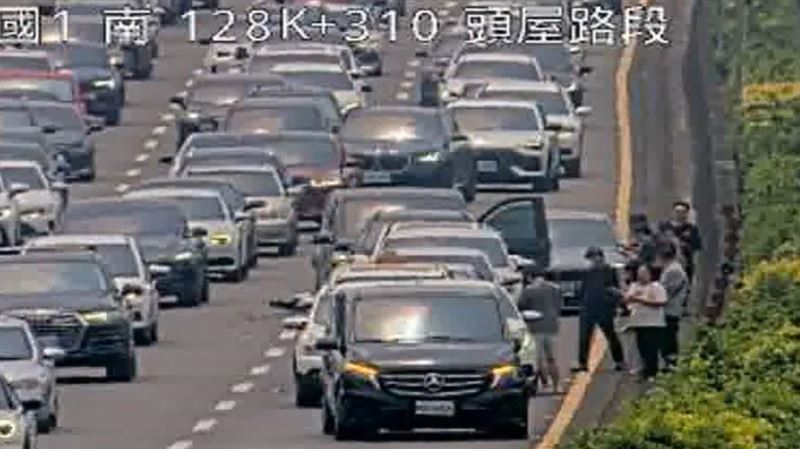 國道1號北向128.7公里處、苗栗縣頭屋路段，發生2起車禍事故，現場共釀11台車連環追撞。（圖／翻攝畫面）