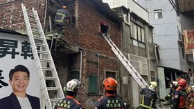 新北市消防局獲報派遣人車到場挖掘搶救。（圖／翻攝畫面）