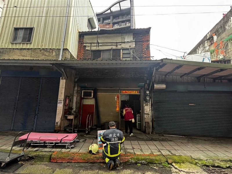 新北市消防局獲報派遣人車到場挖掘搶救。（圖／翻攝畫面）