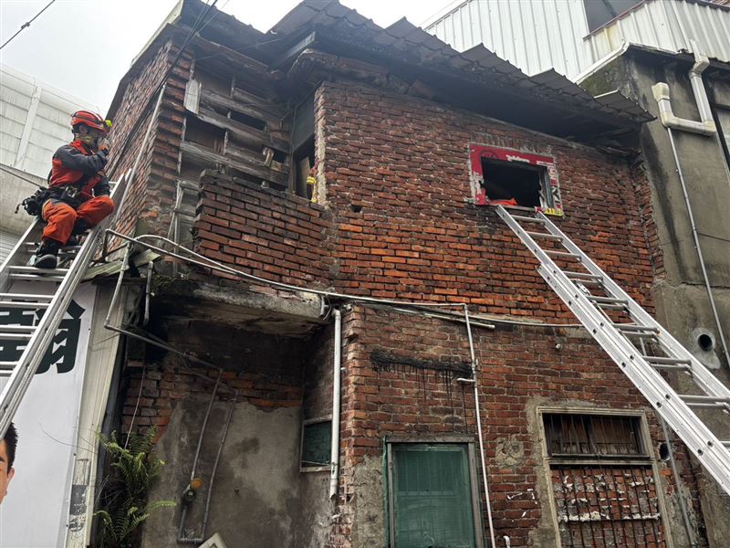 新北市消防局獲報派遣人車到場挖掘搶救。（圖／翻攝畫面）