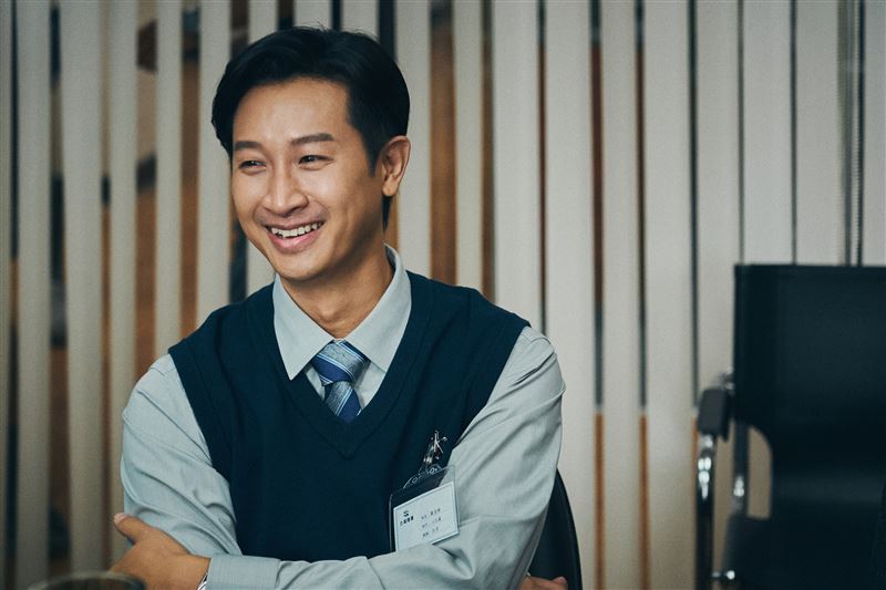 Darren邱凱偉飾演在捷運局工作的羅志峰，也是鍾瑶劇中的老公。（圖／Hami Video提供）