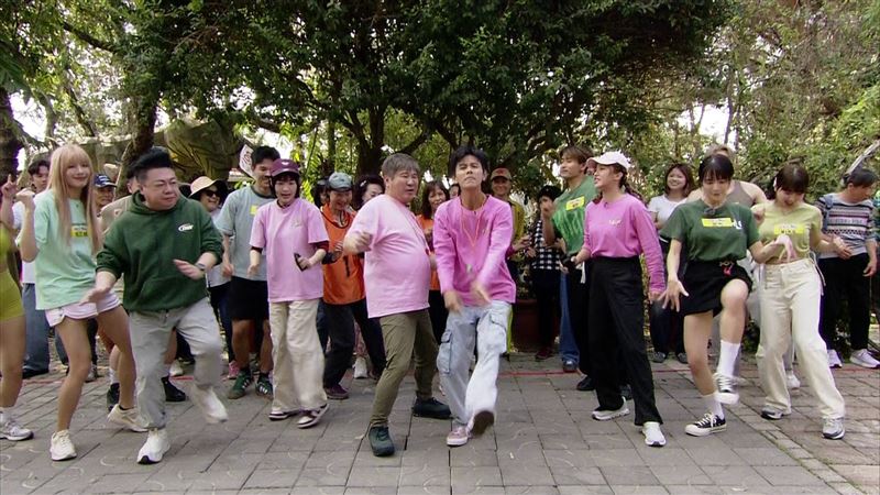 董至成(前排左2)挑戰「記憶舞蹈秀」意外沒成破口,穩定表現驚呆眾人。(圖/民視提供)