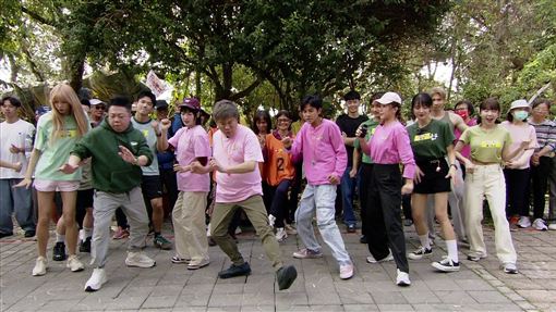 過癮萬事舞嗨翻全場　董哥1表現眾人驚呆