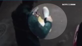 噁！外送員不滿雨天送餐　用鞋內雨水加料