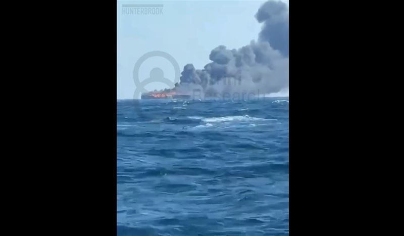 一艘油輪4日在荷莫茲海峽附近海域失火，整燒船陷入火海、冒出大片濃煙。（圖／翻攝自X平台 @HormuzLetter）