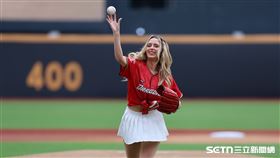 中職37年例行賽，「費嫂」漢娜（Hanna Fairchild）受邀替味全龍開球。（圖／記者劉彥池攝影）