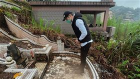 代客掃墓需求崛起清明節代客掃墓祭祖需求崛起，專攻代客掃墓的牧草草公司今年清明節前後約收到100件委託案。圖為牧草草公司人員前往墓地現勘後向墓碑致意。（牧草草公司提供）中央社記者高華謙傳真。115年4月5日