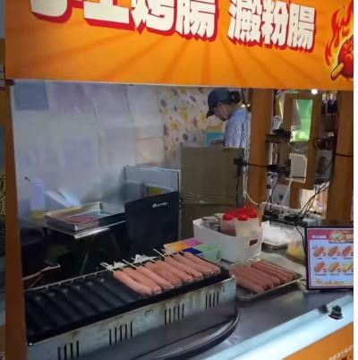 一對情侶宣傳在知名夜市賣「澱粉腸」。(圖／Threads@_honest_chicken)