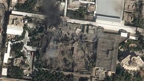 哈米尼官邸遭轟炸後的衛星照片曝光。（圖／翻攝自X）