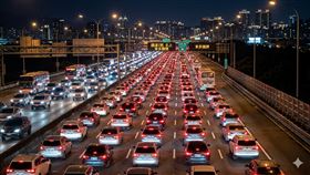 國道,塞車,深夜,高速公路,連假,車潮。（示意圖／AI生成）