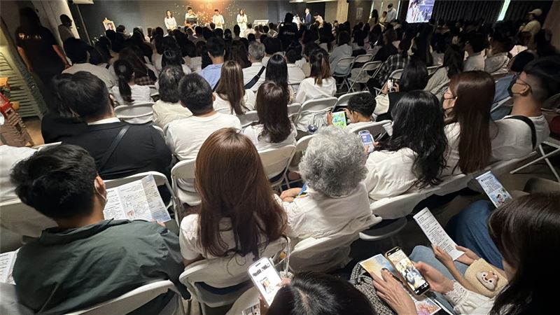 巴女的雙親今天在高雄為愛女舉辦告別禮拜。(圖/翻攝畫面)