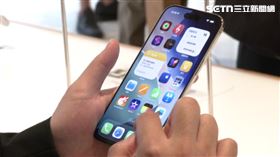 iPhone,滑手機。（圖／資料照）