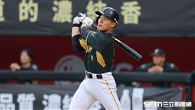 中職37年例行賽，台鋼雄鷹左外野手王柏融打成左外野飛球出局。（圖／記者劉彥池攝影）