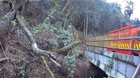 88歲阿嬤持刀站圳邊情緒潰堤，警消驚險救回避免悲劇。（圖／翻攝畫面）