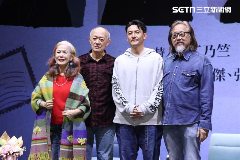 (左起)丁乃竺、金士傑、張震、賴聲川出席《舞台與時間之間──江濱柳的四十年》講座活動。(圖/記者鄭孟晃攝影)