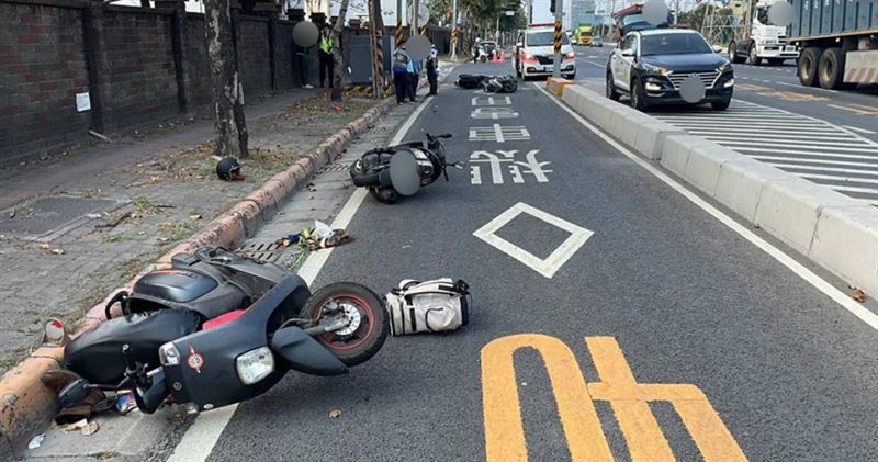 高雄小港連環自摔5傷騎士命危送ICU。（圖／翻攝畫面）
